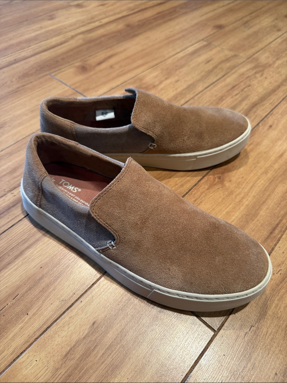 TOMS Men’s 9 Tan Camel Suede Slip-On Sneakers Casual Shoes NWOT
